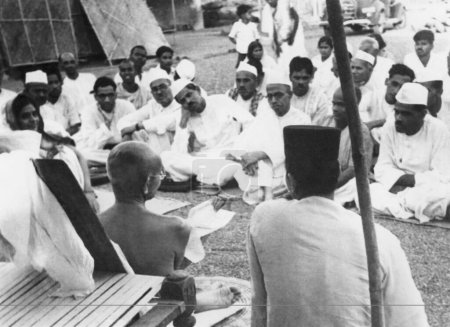 Foto de Mahatma Gandhi hablando con los visitantes en el Ashram Sevagram, 1942 - Imagen libre de derechos