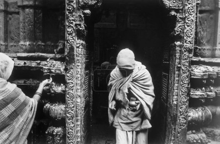 Téléchargez les photos : Prêtre sortant de la porte du temple Vishwanath Varanasi Uttar Pradesh Inde - en image libre de droit