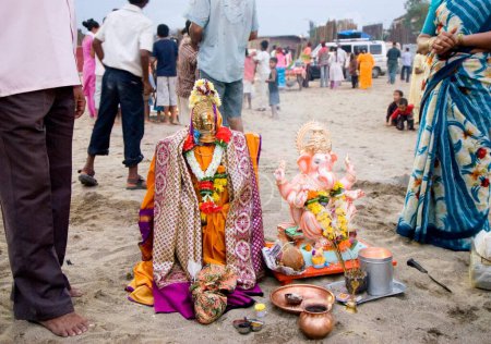 Téléchargez les photos : Cérémonie d'immersion du seigneur ganesh éléphant dirigé dieu et Gauri à la plage de Mahim, festival Ganesh Ganpati, Bombay maintenant Mumbai, Maharashtra, Inde - en image libre de droit