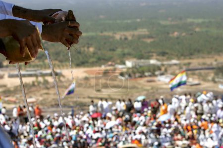 Foto de Devotos que vierten agua de utensilios de cobre, Mahamasthakabhisheka, importante festival de Jain celebrado una vez cada doce años en Shravanabelagola, distrito de Hassan, estado de Karnataka, India febrero 2006 - Imagen libre de derechos