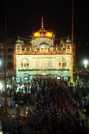 Téléchargez les photos : Sachkhand Saheb Gurudwara illuminé pour 300e année de consécration du Guru perpétuel Granth Sahib le 30 octobre 2008, Nanded, Maharashtra, Inde - en image libre de droit