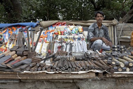 Téléchargez les photos : Affichage de toutes sortes d'outils matériels sur le bord de la route par un colporteur, Mumbai Bombay, Maharashtra, Inde - en image libre de droit
