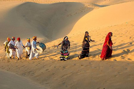 Téléchargez les photos : Personnes grimpant sur une dune de sable, Rajasthan, Inde - en image libre de droit