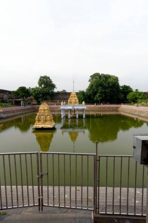 Estanque en Devarajaswami Templo Kanchipuram en Tamilnadu India Asia