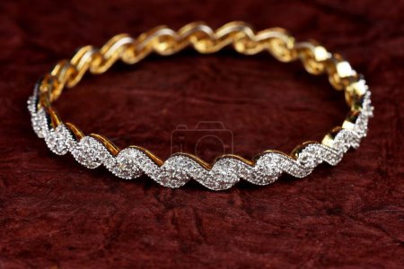 Foto de Brazalete de diamantes sobre fondo texturizado, joyas de diamantes, brazaletes de diamantes, joyas de diamantes - Imagen libre de derechos