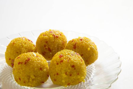 Alimento dulce indio Bonbon Confectionery Motichur o Boondi Laddos servido en plato