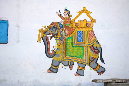 Téléchargez les photos : Peinture murale ; éléphant royal et mahout décoration murale traditionnelle dans le village semi-urbain Dilwara ; Udaipur ; Rajasthan ; Inde - en image libre de droit
