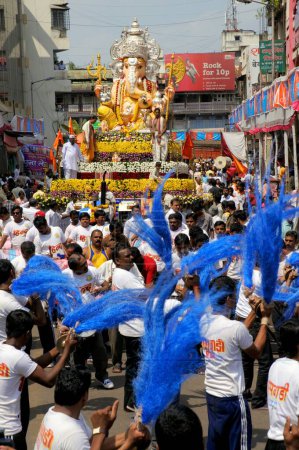Téléchargez les photos : Statue de lord ganesh sur un tracteur décoré de fleurs et défilé dans le festival d'immersion, Pune, Maharashtra, Inde 22 _ 9 _ 2010 - en image libre de droit