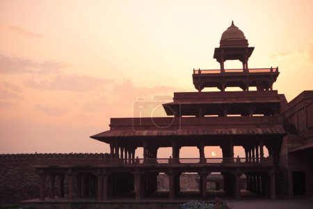 Sonnenaufgang am Panch Mahal in Fatehpur Sikri in der zweiten Hälfte des 16. Jahrhunderts aus rotem Sandstein erbaut; Hauptstadt des Mogulreiches; Agra; Uttar Pradesh; Indien UNESCO-Weltkulturerbe
