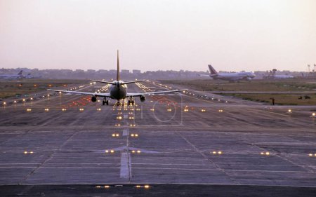 Foto de Avión en el crepúsculo del aeropuerto - Imagen libre de derechos