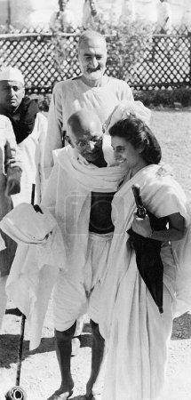 Foto de Mahatma Gandhi con Indira Nehru (después: Gandhi) y su compañero de trabajo Khan Abdul Gaffar Khan - Imagen libre de derechos