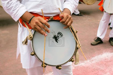 Foto de Hombre tasha instrumento musical durante la inmersión del Señor Ganesh; Pune; Maharashtra; India - Imagen libre de derechos