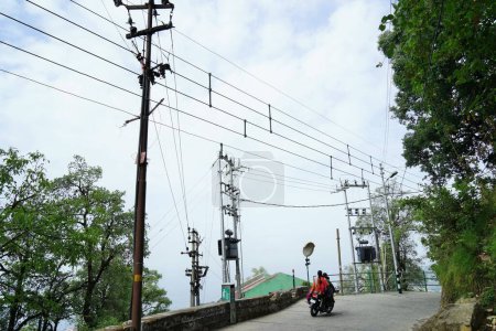 Téléchargez les photos : Bâtons électriques, Chakkar Road, Landour, Mussoorie, Uttarakhand, Inde, Asie - en image libre de droit