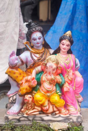 Téléchargez les photos : Idole du seigneur Ganesh avec Shiva & Parvati gardée à vendre ; Éléphant dirigé dieu de l'hindouisme ; Festival Ganapati à Lalbaug ; Bombay Mumbai ; Maharashtra ; Inde - en image libre de droit