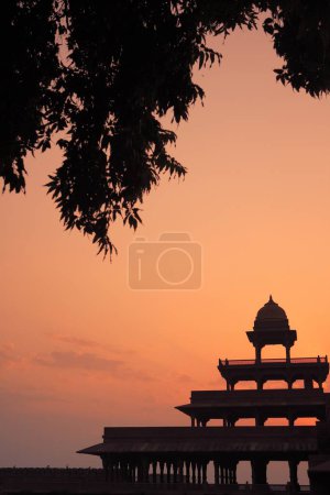 Téléchargez les photos : Lever de soleil au Panch Mahal à Fatehpur Sikri construit au cours de la seconde moitié du XVIe siècle en grès rouge ; capitale de l'empire moghol ; Agra ; Uttar Pradesh ; Inde Site du patrimoine mondial de l'UNESCO - en image libre de droit