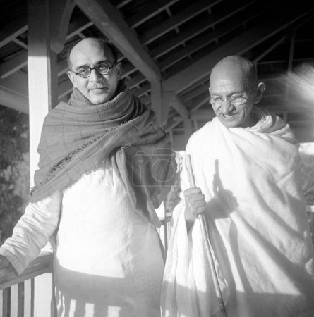Téléchargez les photos : Mahadev Desai et Mahatma Gandhi à Bardoli, 1939, Inde - en image libre de droit