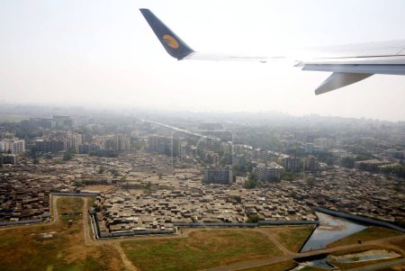 Foto de Un avión Jet despegando del aeropuerto nacional Chhatrapati Shivaji de Bombay ahora Mumbai; Maharashtra; India - Imagen libre de derechos