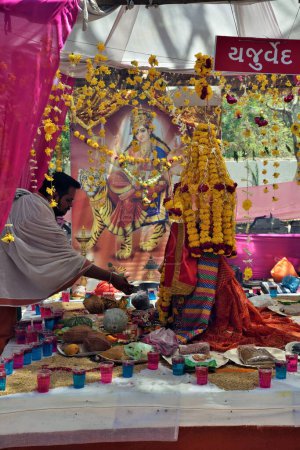Téléchargez les photos : Déesse hindoue Durga puja cérémonie, Valsad, Gujarat, Inde, Asie - en image libre de droit