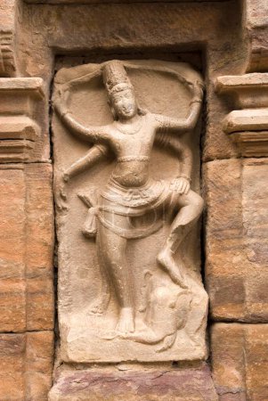 Téléchargez les photos : Gajasamharamurthi ; seigneur Shiva tuant un démon déguisé en éléphant ; sculpture dans le temple Mallikarjuna 740 A.D. ; Site du patrimoine mondial de l'UNESCO ; Pattadakal ; Karnataka ; Inde - en image libre de droit