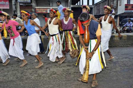 Téléchargez les photos : Danse tribale, swaminarayan murti shobha yatra, dhulia, maharashtra, Inde, asie - en image libre de droit