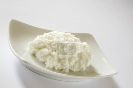 Téléchargez les photos : Beurre fabriqué à partir de lait entier en crème dans le yaourt maison ou des produits laitiers dans une assiette - en image libre de droit