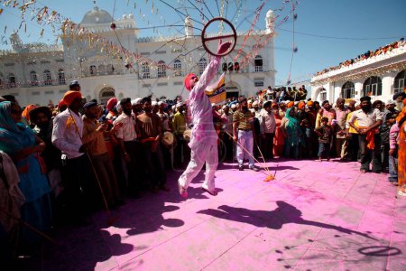 Foto de Karsevak de Gurudwara realizando acrobacias durante las celebraciones de Hola Mohalla en Anandpur sahib en el distrito de Rupnagar, Punjab, India - Imagen libre de derechos