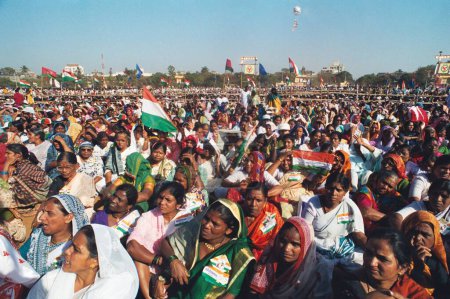 Foto de Audiencia en la reunión pública de Sonia Gandhis en Shivaji Park, Bombay Mumbai, Maharashtra, India - Imagen libre de derechos