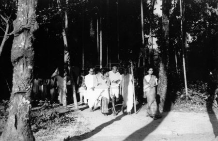 Foto de Mahatma Gandhi con Pyarelal Nayar Abha Gandhi Sushila Pai Sushila Nayar marcha a través de disturbios afectados Noakhali Bengala Oriental - Imagen libre de derechos