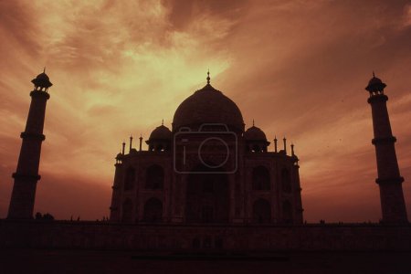 Blick auf das Taj Mahal, den Fluss Yamuna, Agra, Uttar Pradesh, Indien, Asien