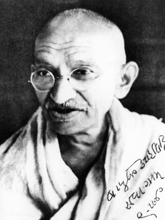 Téléchargez les photos : Portrait du Mahatma Gandhi signé par lui avec les bénédictions Bapu ke ashirwaad Bapus, Sevagram, 6 novembre 1940 - en image libre de droit