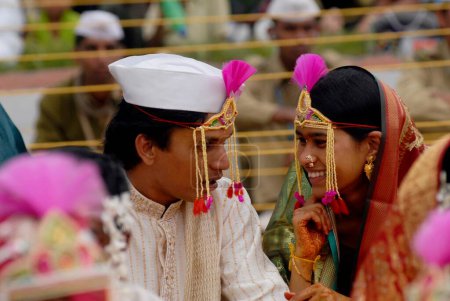 Téléchargez les photos : Les couples se marient à la cérémonie de mariage de masse organisée par la Mission Sant Nirankari à Airoli, New Bombay maintenant Navi Mumbai, Maharashtra, Inde - en image libre de droit
