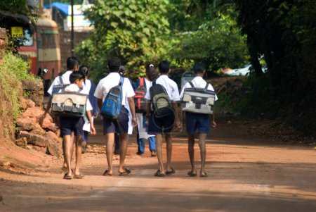 Téléchargez les photos : Camarade de classe en route vers l'école le matin, village de Malgund, district Ratnagiri, Maharashtra, Inde - en image libre de droit