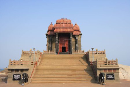 Foto de Monumento a Vivekananda ubicado en la isla rocosa; Kanyakumari; Tamil Nadu; India - Imagen libre de derechos