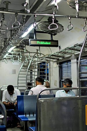 Téléchargez les photos : Indicateur à l'intérieur du train Prabhadevi gare, Mumbai, Maharashtra, Inde, Asie - en image libre de droit