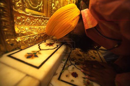 Téléchargez les photos : Sikh rendant hommage aux portes d'or, célébrations du 300e anniversaire de la consécration du perpétuel Guru Granth Sahib ; Sachkhand Saheb Gurudwara à Nanded, Maharashtra, Inde - en image libre de droit