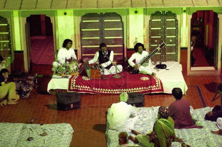 Foto de Evento musical con público, Bikaner, Rajastán, India - Imagen libre de derechos