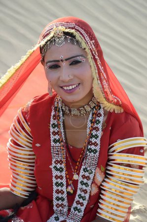 Téléchargez les photos : Rajasthani danseuse folklorique à Jaisalmer au Rajasthan Inde - en image libre de droit