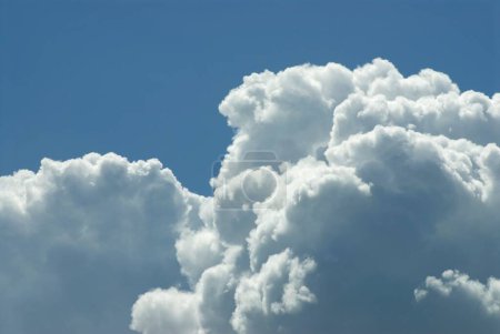 Foto de Nubes blancas cumuius nombre local kapsi - Imagen libre de derechos