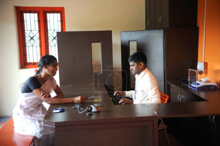 Foto de Señora rural y voluntaria en el banco por ngo kshtriya gramin servicios financieros de la fundación IFMR, Thanjavur, Tamil Nadu, India - Imagen libre de derechos