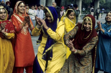 Téléchargez les photos : Danse folklorique, femmes exécutant la danse Bhangra, chandigarh UT, Inde - en image libre de droit