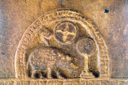 Foto de El Jabalí Varaha; el emblema real de los Chalukyas Bas Relief en un pilar en el templo Ladkhan construido en el siglo VII; Aihole; Karnataka; India - Imagen libre de derechos