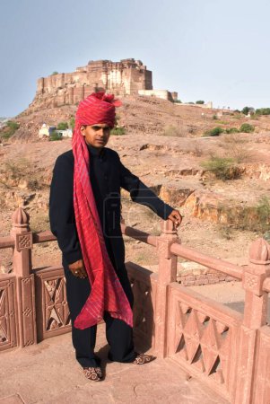 Guía turística en el fuerte mehrangarh; Jodhpur; Rajastán; India MR704F