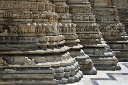 Reihe von Pferden und Elefanten in die Wand des zackigen Tempels in Udaipur Rajasthan Indien Asien geschnitzt
