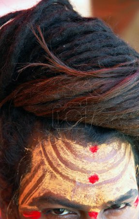 Téléchargez les photos : Prêtre indien avec cheveux mats décoré front ou tilak, Ujjain, Madhya Pradesh, Inde - en image libre de droit