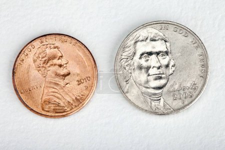 Foto de Moneda de centavo níquel sobre fondo blanco - Imagen libre de derechos