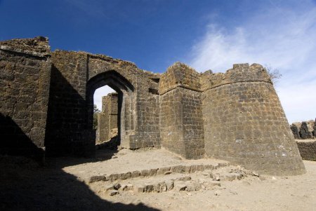 Téléchargez les photos : Grande porte principale et bastion du fort Gavilgad à Chikhaldara ; district Amravati ; Maharashtra ; Inde - en image libre de droit