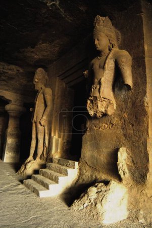 Téléchargez les photos : Site du patrimoine mondial de l'UNESCO ; Entrée du sanctuaire avec deux nains ; Grottes d'Elephanta ; Gharapuri maintenant connu sous le nom d'île d'éléphant ; District de Raigad ; Maharashtra ; Inde - en image libre de droit