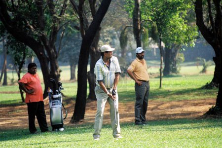 Foto de Cricket indio sudasiático y ex capitán de cricket indio Kapil Dev jugando al golf en Bombay Presidency Golf Club (BPGC) en Chembur, Bombay Mumbai, Maharashtra, India - Imagen libre de derechos