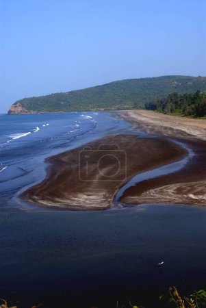 Téléchargez les photos : Belle plage de Harihareshwar avec sable, verdure et montagne, eau bleu foncé de la côte de la mer d'Arabie Raigad Maharashtra - en image libre de droit