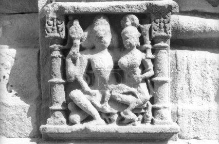 Téléchargez les photos : Statue de Shiva parvati, temple solaire hindou modhera, Mehsana, Gujarat, Inde, Asie - en image libre de droit
